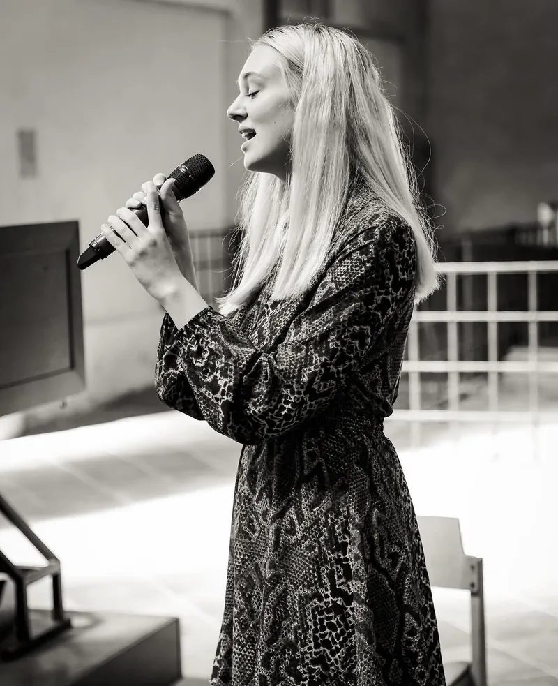 Susanne Schubert singt gefühlvoll bei einer Hochzeit in NRW